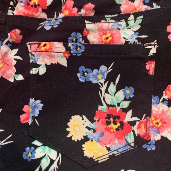 So Black Floral High Waist Cuffed Shorts - Picture 7 of 11